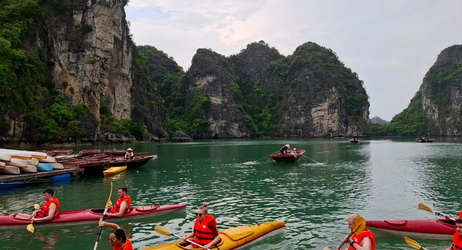 Optioneel kajakken bij de Ha Long Bay